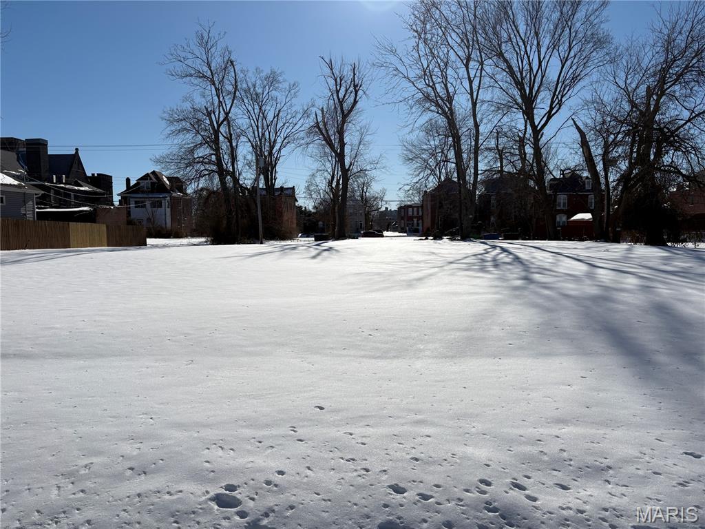 Vacant Lot, Zoned C - Multiple Family/Single Family Residential. Lot is level and formerly had a home on the site. Water and Sewer nearby. Ready to be developed. Starts by wooden fence. Lot width 28 feet by 153 feet per public records. In platted subdivision.
Build your dream home or home for investment purposes.