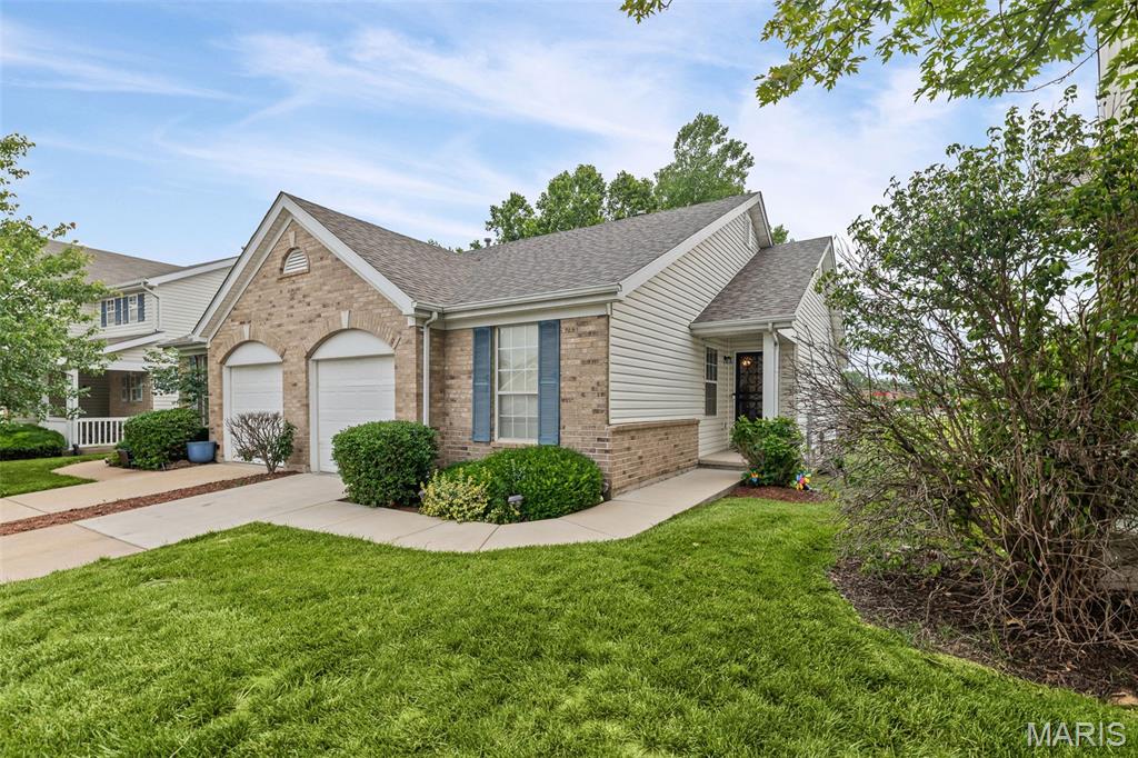 You will love this spacious 2 bedroom villa in Florissant, MO. Home offers over 1,000 sq ft, open floor plan, primary bedroom with walk-in closet, lovely patio, attached garage, and more.
