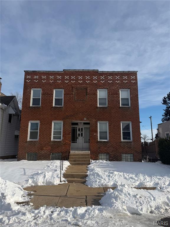 —  Four family income producing property in Prime Tower Grove South
— Opportunity for value-add investment
— Professional management in place
— Spacious, recently remodeled 1 bedroom/1 bathroom units, averaging 816 sq. ft.
— Large kitchen and dining area
— Full-masonry brick facade in traditional South City St. Louis architectural style
— Recent Capital Expenditures includes upgraded electric, HVAC, stacks, and roof replaced in 2024
— Off-street parking
— Great location, just minutes from Tower Grove Park and South Grand