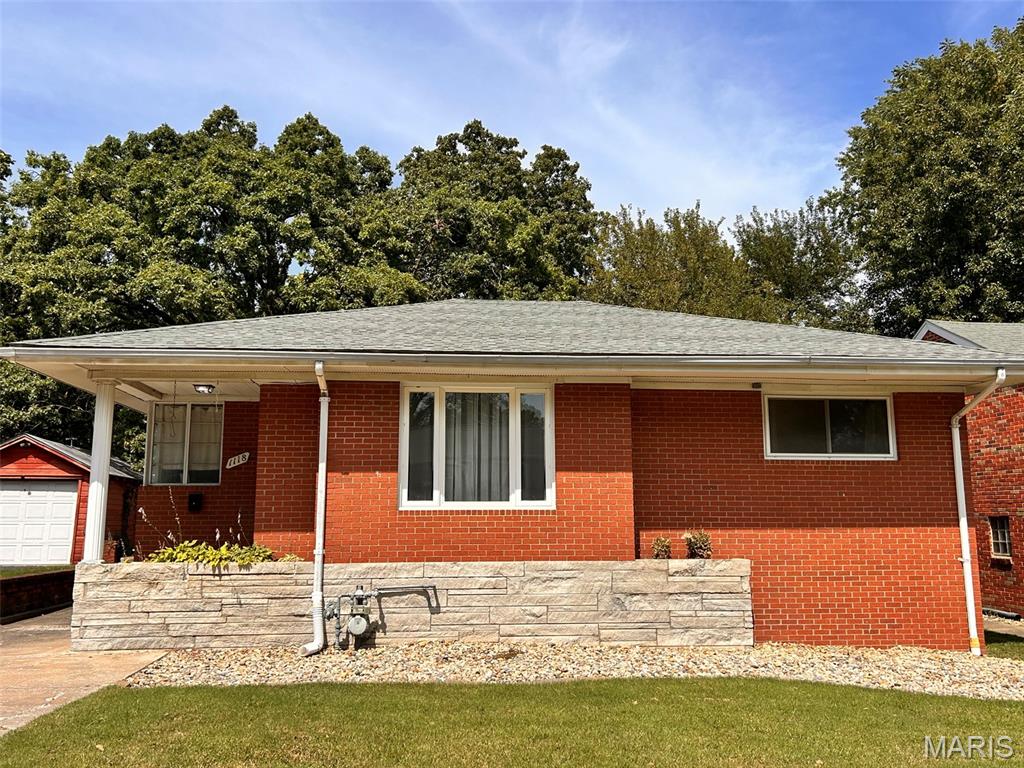 VERY NICE 2 BEDROOM, 1 BATH 1 STORY HOME. LOCATED IN GREAT NORTH ALTON AREA. TOTALLY UPDATED WITH NEWER STAINLESS KITCHEN APPLIANCES, WASHER AND DRYER, NEWER FLOORING, FRESH PAINT, NEW LIGHT FIXTURES, AND UPDATED KITCHEN AND BATH. MAIN FLOOR LAUNDRY. NO SMOKING. BROKER OWNED.