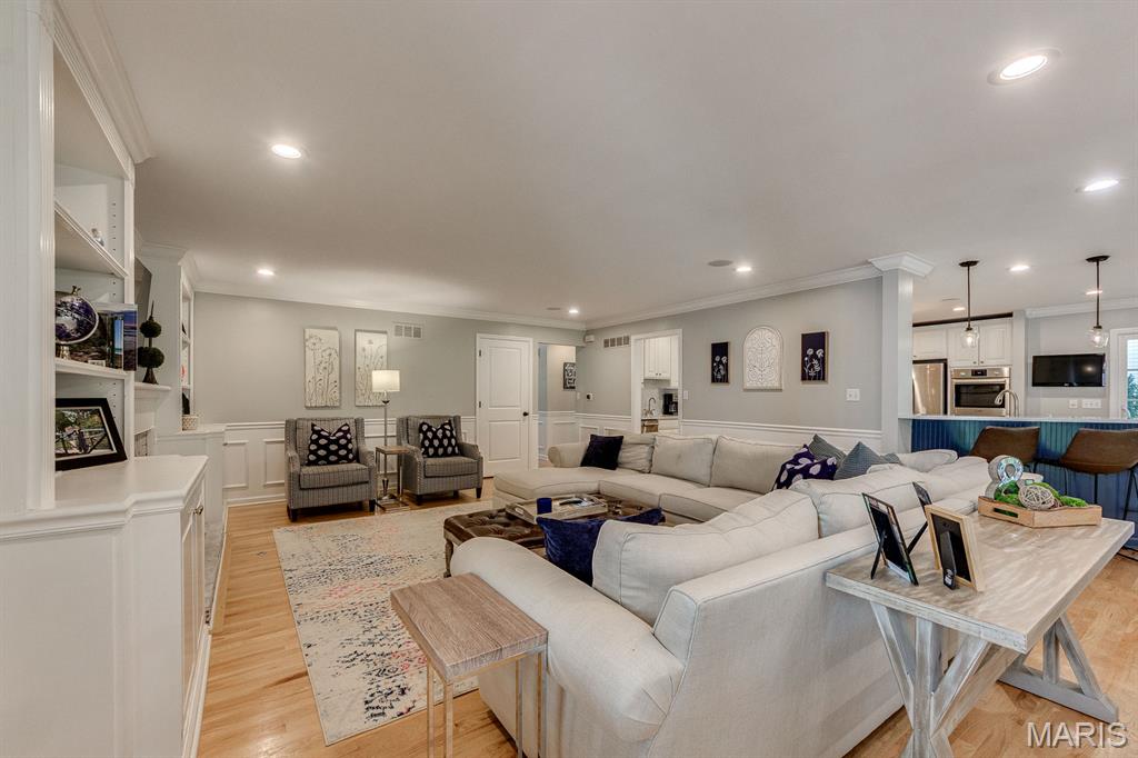 Woodview Manor Lt 14 & Charles A - Residential
