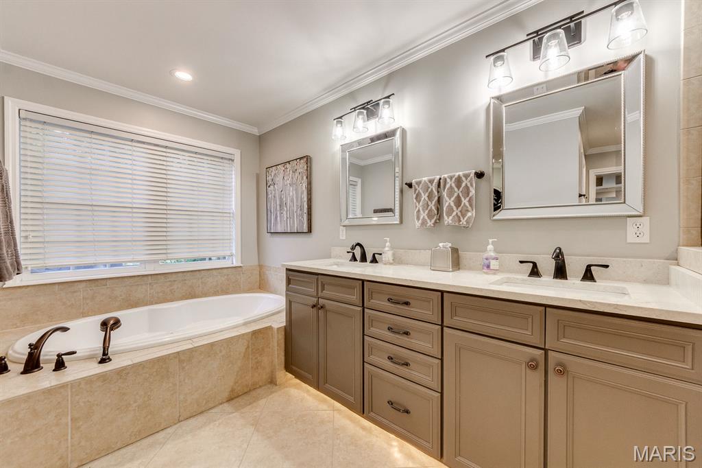Woodview Manor Lt 14 & Charles A - Residential