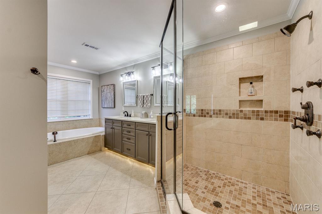 Woodview Manor Lt 14 & Charles A - Residential