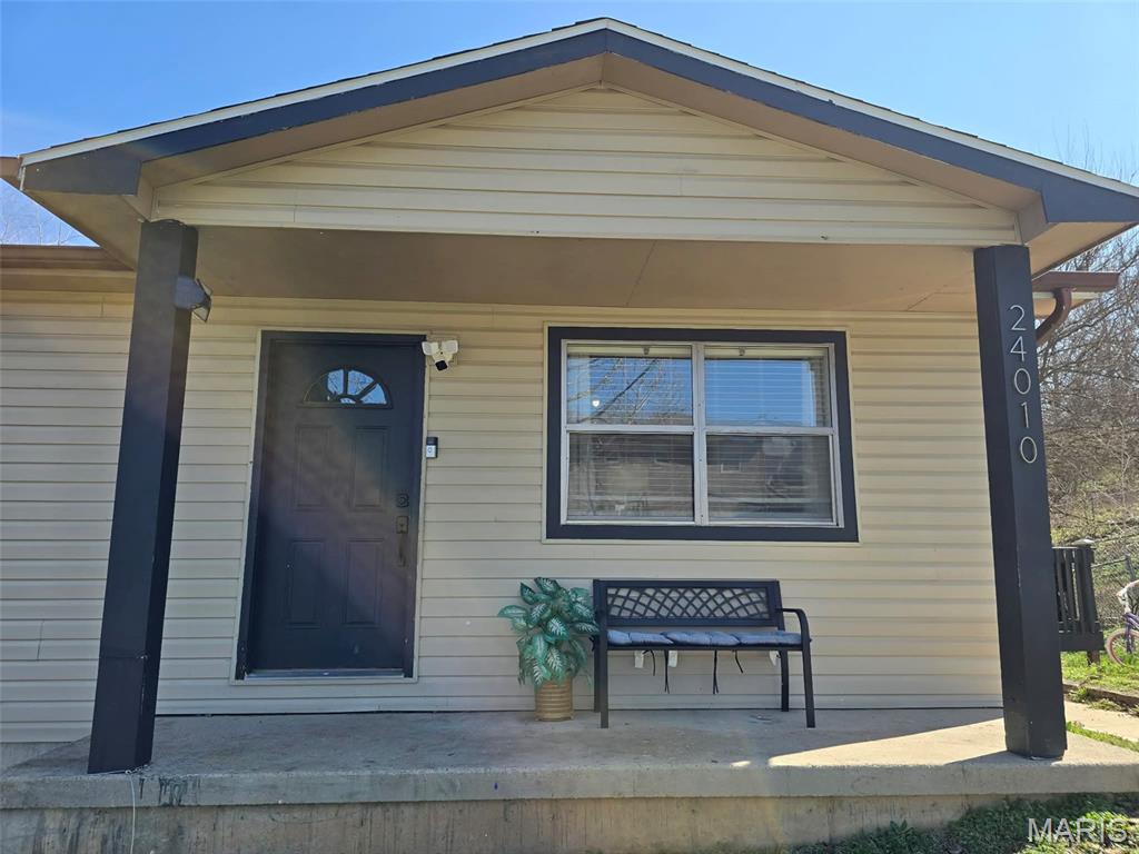Recently updated 4-bedroom, 2-bath home located just minutes from Fort Leonard Wood. This spacious home offers modern updates throughout while maintaining a comfortable, functional layout. With four bedrooms, there’s plenty of room for family, guests, or a home office. Conveniently located near shopping, dining, and the main gate, making commuting to the base quick and easy. A great opportunity for homeowners or investors alike.
