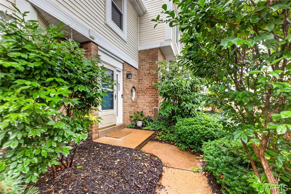 Move-in ready two-bedroom townhome in Chesterfield with a low-maintenance layout and modern finishes. The main level features hardwood floors throughout and opens to a spacious great room with vaulted ceiling, gas fireplace, and built-in bookcase. The kitchen offers white cabinetry, stainless steel appliances, granite counters, and flows into the dining area with a bay window, wainscoting, and updated lighting. Upstairs includes a large owner’s suite with two closets, a second bedroom with two closets, and a full bath. The partially finished basement adds extra living space, a full bath, and abundant storage. Enjoy outdoor entertaining on your private patio backing to common ground. HOA covers exterior maintenance, clubhouse, tennis court, and a newer roof (2019); pool membership available. Prime Parkway Schools location, close to shopping, dining, hospitals, and convenient to Clayton Road, Route 141 and I-40/64.