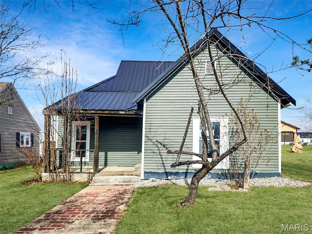 Take a look at this inviting 1,030 sq. ft. residence located in perry. This home features a practical 2-bedroom, 1-bathroom layout with an
efficient use of space throughout. The property is situated on a manageable lot and offers convenient access to local city amenities and
the recreational opportunities of nearby Mark Twain Lake. Whether you are looking for a primary residence or a seasonal retreat, this
property provides a solid foundation in a quiet Ralls County setting. Sold as-is.