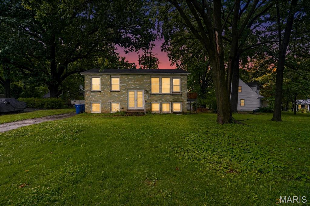 This is a spacious split-level home with 3 bedrooms and 2 baths, featuring an open floor plan and generously sized rooms throughout. Ideal for both everyday living and entertaining, this home offers great flow and flexibility. Set on a large yard, there’s plenty of outdoor space to relax, play, or host gatherings.