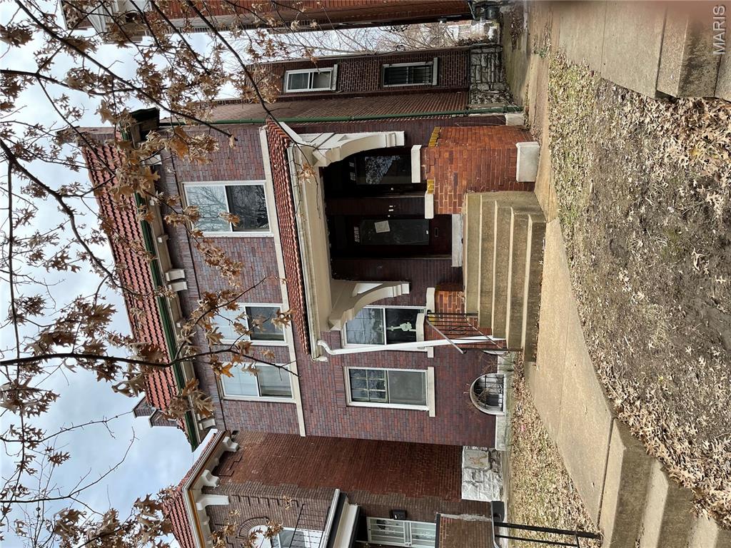 3 BEDROOM 3 BATHROOMS, COVERED PARKING. MID REHAB ALL NEW PLUMBING AND ELECTRIC, MASTER BEDROOM SUITE WITH HERS AND HIS CLOSETS