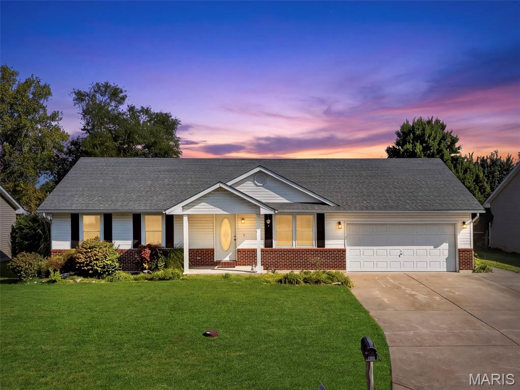 Looking for a three bedroom home in Bowling Green,MO? Open floor plan, partially finished basement with all appliances staying including washer and dryer! Schedule your private showing today!
