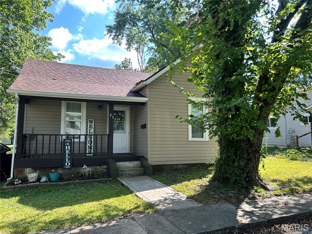 Super cute 2 bedroom 1 bath bungelow style home with large kitchen and large lot. Updated eat-in kitchen, Large primary bedroom. Alley access with 2 vehicle parking. Brand new shed stays! Would make great starter home!