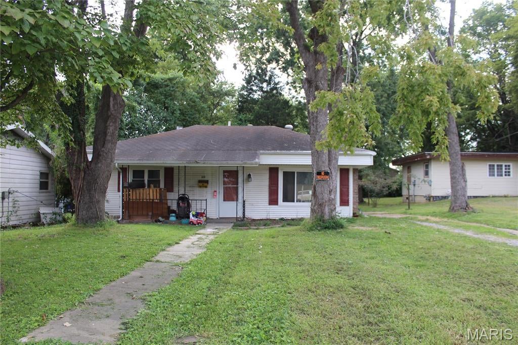 613 Albert St is a 2 bed, 1.5 bath single family home for sale in Cape Girardeau, Missouri, totaling 1,188 sq ft and within a short drive to SouthEast Missouri State University. This property is currently being rented for $875 a month. 

This property is also being sold as part of a portfolio totaling 33 doors and $3,350,000.