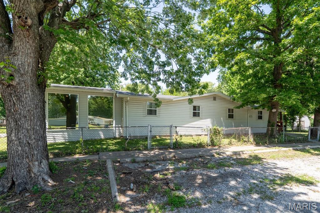 MIRACLE MANOR ADD 2 LOT 41 160X122 IRR PB 23 PG 21 - Residential