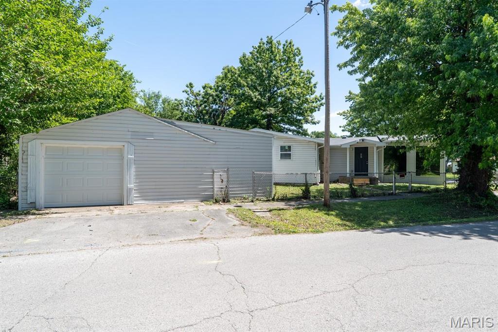 MIRACLE MANOR ADD 2 LOT 41 160X122 IRR PB 23 PG 21 - Residential