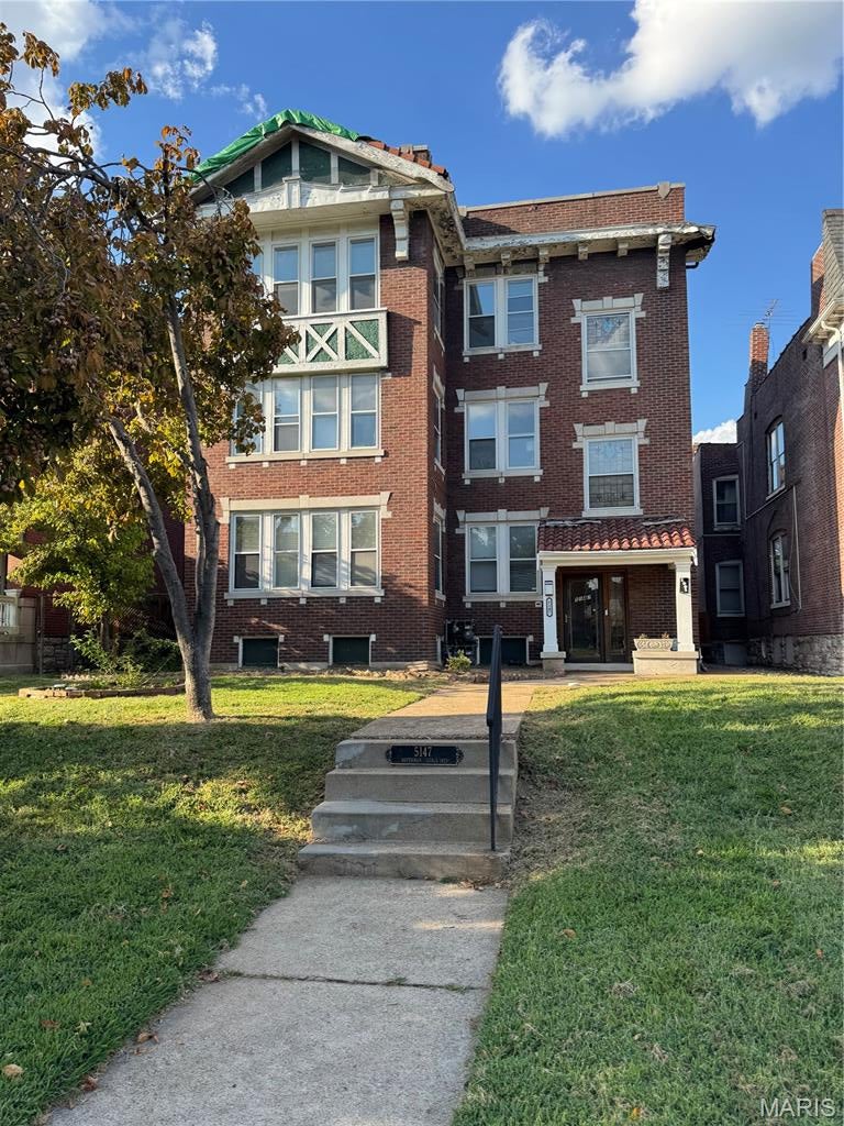 First Floor 2 Bedroom/1 Bathroom unit available for lease close to Forest Park, Washington University, The Loop, & I-64. Hardwood floors throughout, open concept in the Dining and Living Room, Sunroom off Living Room and Bedroom, and covered deck off the Kitchen. Kitchen comes with refrigerator, dishwasher, & gas stove. Washers and Dryers are available for use in the lower level and a parking space in the rear. Tenant is responsible for electric and gas, landlord pays water, sewer, and trash. Security deposit is $1,500. Minimum 12 month lease. $60 non-refundable application fee. No pets.