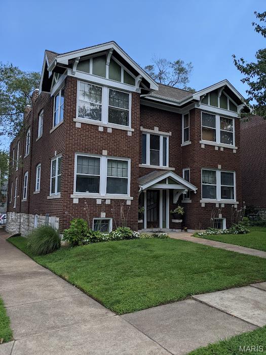 4 - Unit multifamily building in the sought out after Clayton - Tamm "Dogtown" neighborhood on Louisville!  Units are large 5 room 1BR units featuring hardwood floors, sunroom, and rear decks off of each unit.  Walk to Forest Park, local restaurants in the neighborhood, while being centrally located to BJC, Washington University and the downtown Clayton area.  

Gross rents of $5,375 a month with room to grow with the flexible layouts and a conversion to 2BR units.  Unit 2S has had a major rehab and minor layout change.