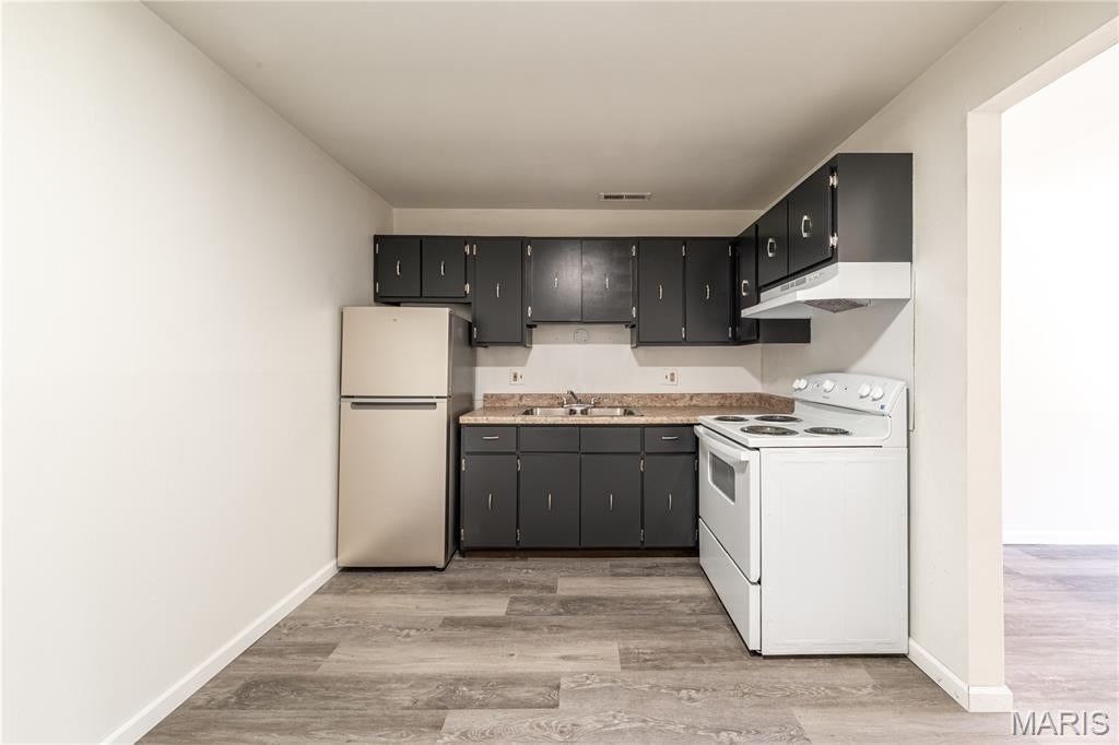 Spacious apartment located just off of Highway M, Old M, and Old 21, near shopping, entertainment, restaurants, and Highway 55. This home has new flooring, fresh paint, a walk-in closet, and a large living room. The kitchen features new appliances (stove and refrigerator). The community features a laundry facility and parking. Flexible lease terms, month-to-month rent, pets welcome.