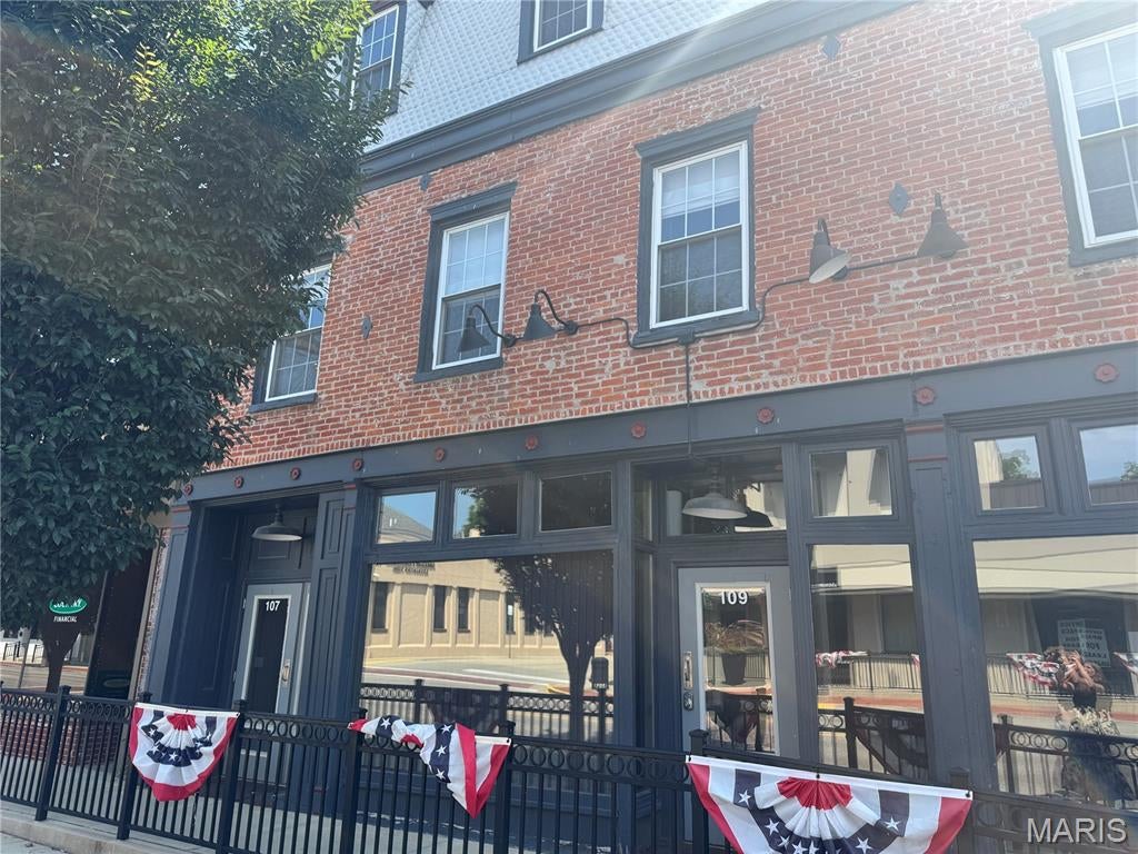 Prime office space (Approx 1500 sq. ft) located in the heart of Columbia. Office is on the main level of the building and has street access. Off the street parking. This office has lots of potential with large front entry and separate offices. Amenities include: off street parking, elevator, keyless entry, restrooms, handicap accessible
