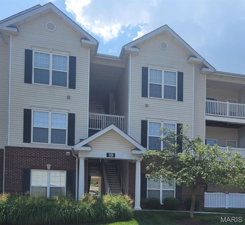 Beautiful development in the heart of South County. Garden style 1st floor condo with brand new carpeting, base boards, fresh paint thru out, brand new built in microwave, new garbage disposal, some new fixtures plus refrigerator, washer and dryer stay. One assigned carport space with ample guest parking. 
Clubhouse, Fitness Center, Three Meeting/Conference Rooms, Pool and more.
Choice Home Warranty  Near shopping, restaurants, major roads and everything south county has to offer. 
Choice Home Warranty comes with the property.