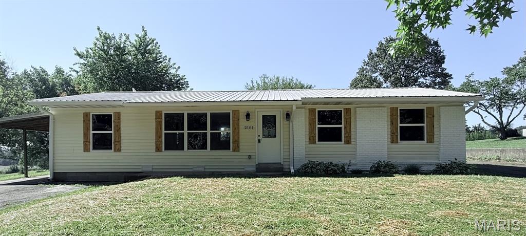 Spring Bluff School District.
Open floor plan, 3 bedrooms and 2 bathrooms with a bonus room/office and a large laundry room.  
Fully remodeled with new kitchen, solid surface counter tops and new bathrooms, freshly painted with Vinyl Plank Flooring, plus new doors and trim.  Brand new HVAC system (with warranty), brand new hot water heater, updated electric panel and updated plumbing. All Electric.
Large Red Iron Shop 50 feet (wide) x 30 feet (deep) with Metal roof and metal siding in the back yard.  Shop has electric and concrete Floor.

Seller is willing to give a $7000 credit with a full price offer.   Shared Well.