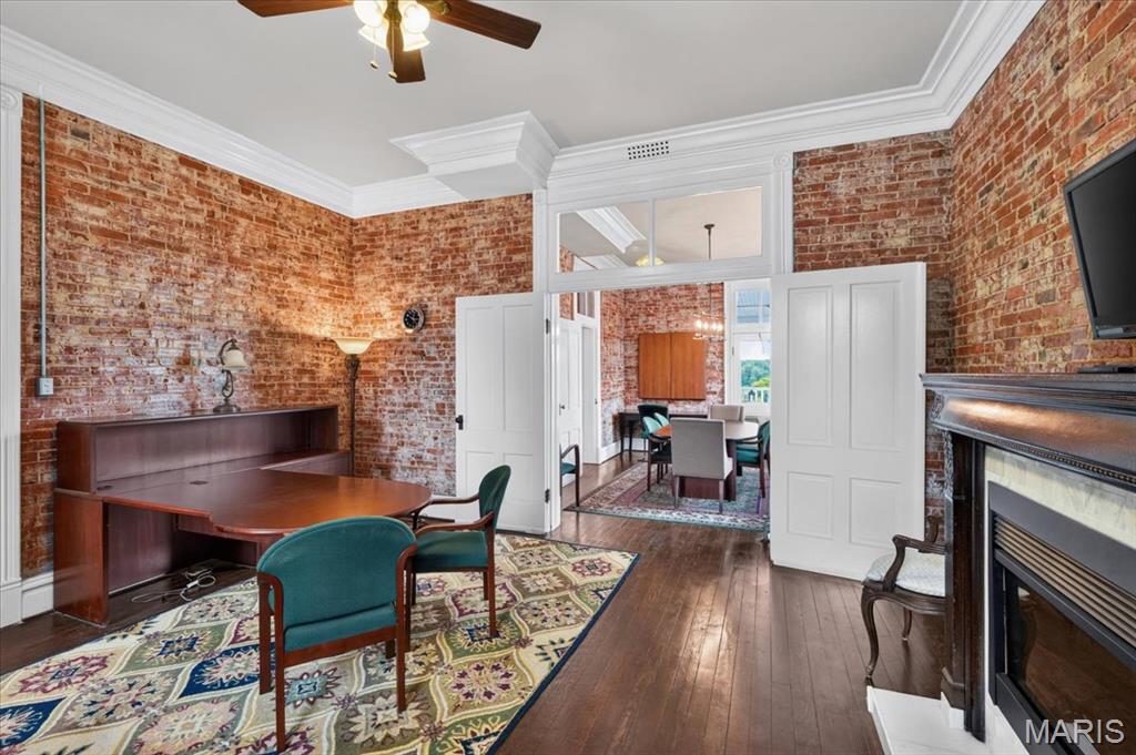 City/Stcharles - Commercial Sale