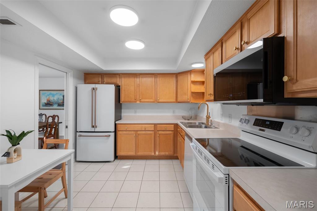 Cambridge Courts Condo - Residential
