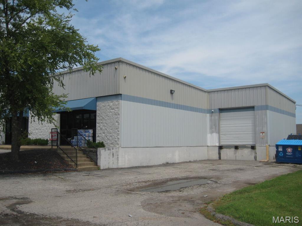 OFFICE / WAREHOUSE SPACE

2,240 S/F Office/Warehouse space
875 S/F Showroom, 35’ x 25’
837 S/F Warehouse, 31’ x 27’
200 S/F Private Office, 20’ X 10’. The balance of space is bathroom/hallway and mechanical.
10’ x 10’ Dock Door
Professional glass storefront
Fully Climate Controlled, New HVAC Aug/2025
10’ x 10’ Dock Door
Easy/quick access to Highway 70 & Highway 364. Just a mile south of I-70 on Hwy 94  
Asking Price-$2,000 Per Month
(Gross Lease)

https://www.youtube.com/shorts/HFzpiaX6QaM?feature=share