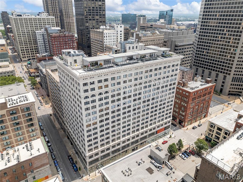 The Syndicate is a premier multifamily property in Downtown St. Louis. The sale includes 70 of the 172 units, across floors 4-8, and 19,152 square feet of ground level retail. Currently, 4,740 square feet of retail space is occupied by American Dental Partners of Missouri and Clarkson Eyecare. The remaining 14,412 square feet is vacant, providing new ownership potential for value-add through retail lease-up. 

Designed by Eames & Young and built in 1907, the property features a grand tower covered in ornate terra cotta ornaments. Converted in 2006, modern touches were added throughout the property, bringing new life to the building. The property was added to the National Registry of Historic Places in 2002.