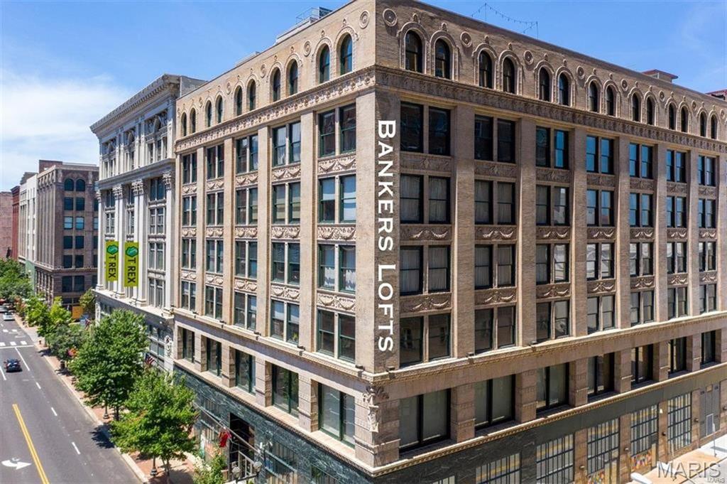 Fantastic apartment in the highly sought after Bankers Lofts! This large 1 bedroom 1.5-bathroom loft space has soaring ceilings with handsome wood beams. The kitchen is nicely appointed with gleaming appliances including a range, microwave, dishwasher, and refrigerator. You'll also find a center island and wood cabinetry. Very private primary suite with large walk-in closet. Huge master bath with separate tub and shower. Includes garage parking for 1 vehicle. This is a unique modern space in a trendy downtown area near the Dome at Americas Center, City Museum, and of course Busch Stadium. Hurry, this one won't last long. Longer leases welcomed.