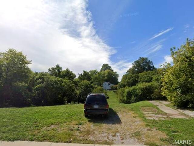 You can own a spacious 10,236 sq ft (0.23-acre) residential parcel right in the heart of Collinsville, Illinois! Located along S Clinton St, this clear, accessible lot provides the perfect canvas for a custom single-family residence, modular home setup, or a long-term land investment.
Spacious, buildable lots inside city limits at this price point are getting harder to find. Some photos have been virtually rendered.