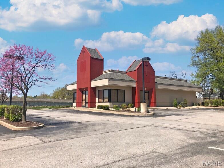 PROPERTY DETAILS
Free-standing former Jack in the Box with a drive-thru
Great visibility from 367/Lewis & Clark Boulevard (56,390 VPD),
which is one of the primary north/south thoroughfares serving
North St. Louis County
Located 2.65 miles from the 425-acre St. Louis Zoo expansion
in North County