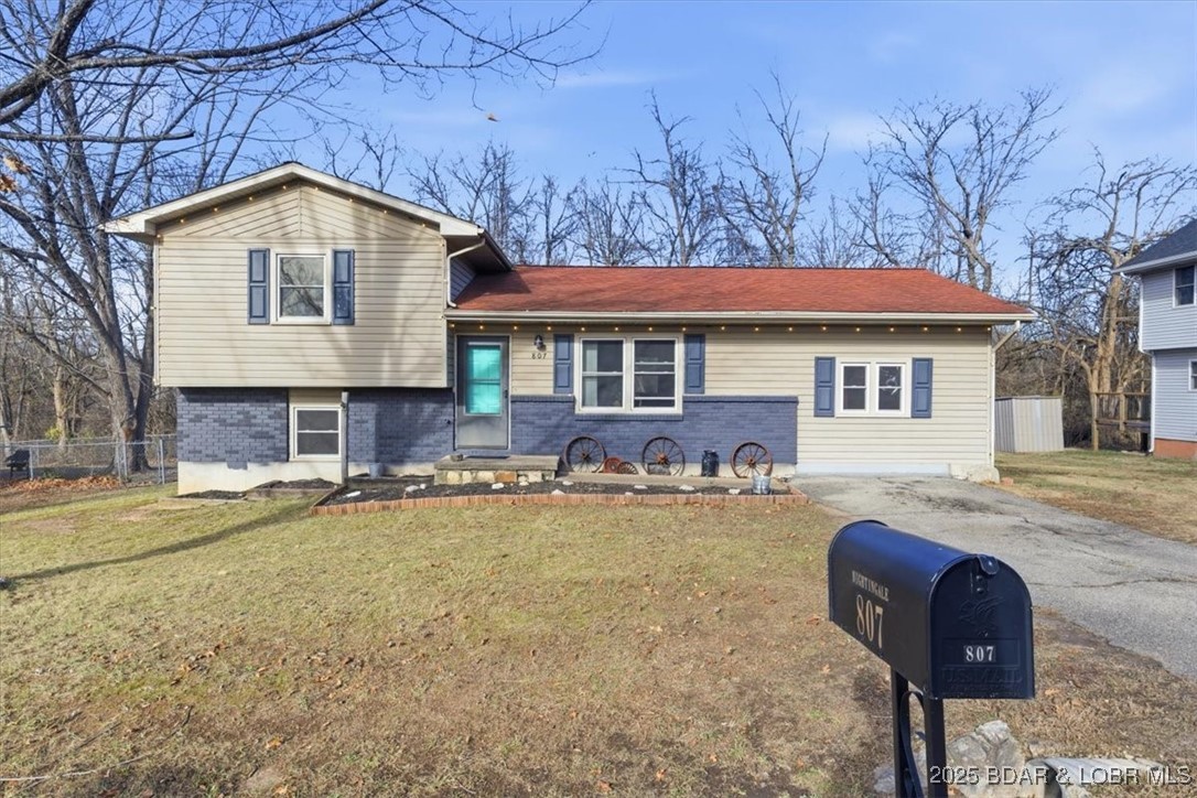 Welcome home, to this beautiful 3 bedroom 2 bathroom split level ranch style house. This home offers a large bright living room and kitchen all located conveniently on the main level with a pantry and laundry room. Primary bedroom and bathroom are located on the lower level for plenty of privacy, along with a Jetted tub for ultimate relaxation. On the top level are two comfortable bedrooms and a full bathroom. This home just needs the right family to put their finishing touches on it! Located in Eldon don't miss your chance at small town living.