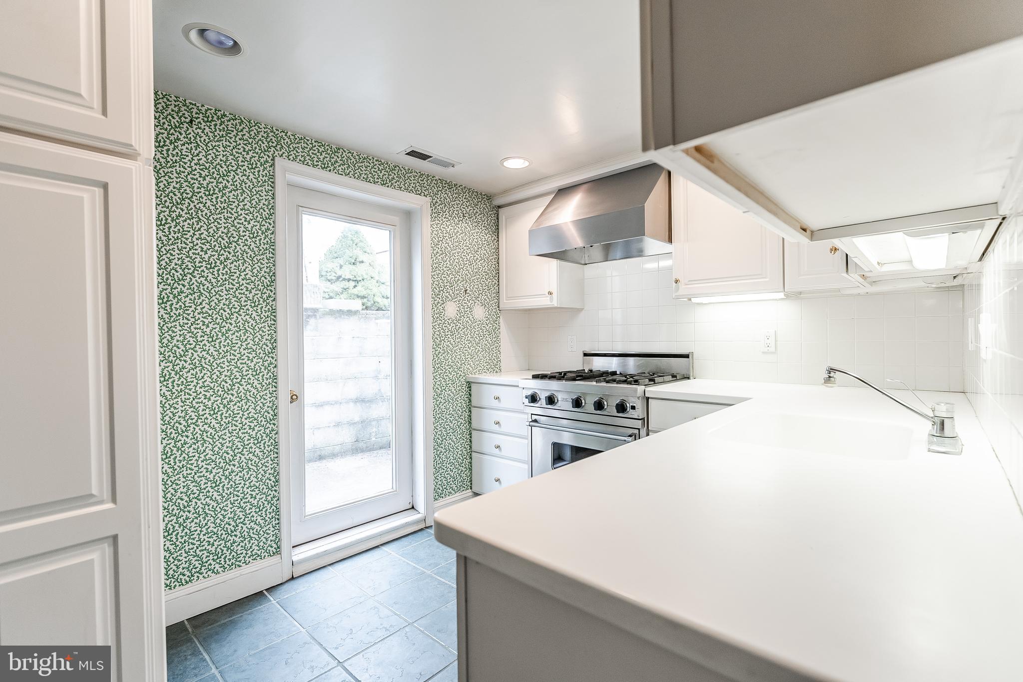 QUEEN VILLAGE - Residential
