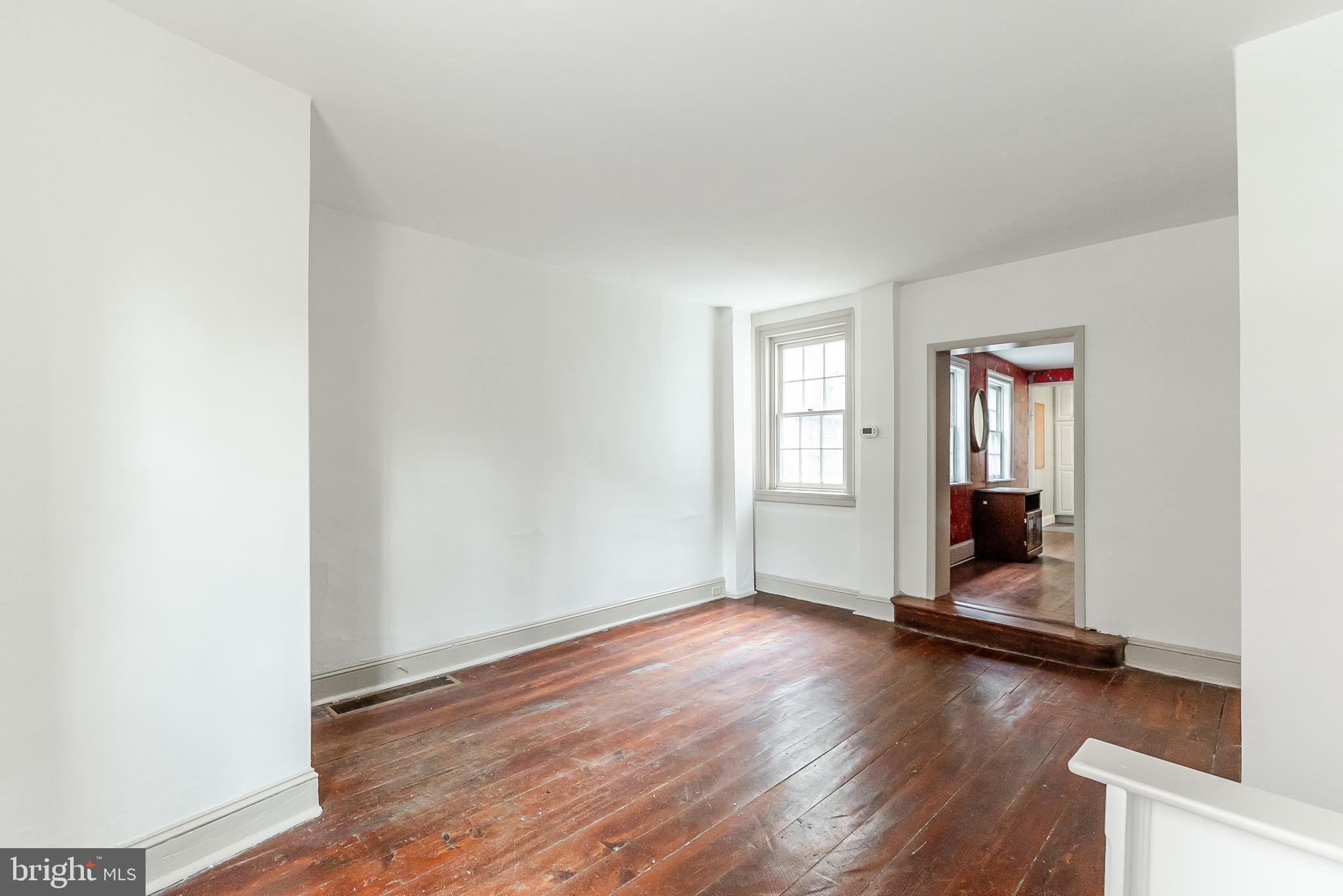 QUEEN VILLAGE - Residential