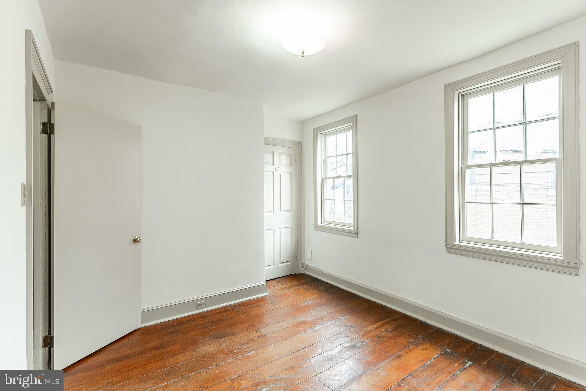QUEEN VILLAGE - Residential