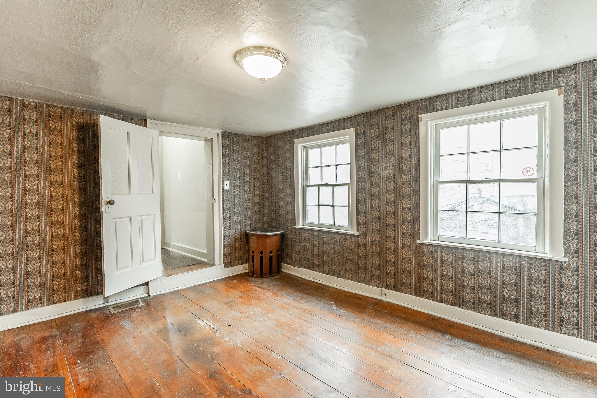 QUEEN VILLAGE - Residential