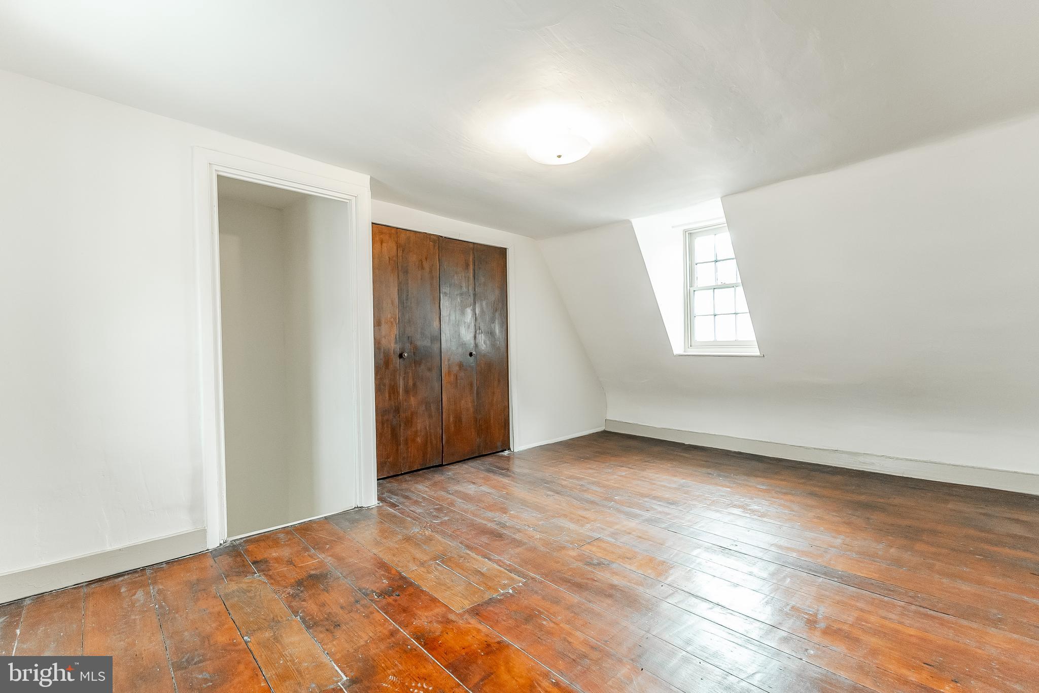 QUEEN VILLAGE - Residential