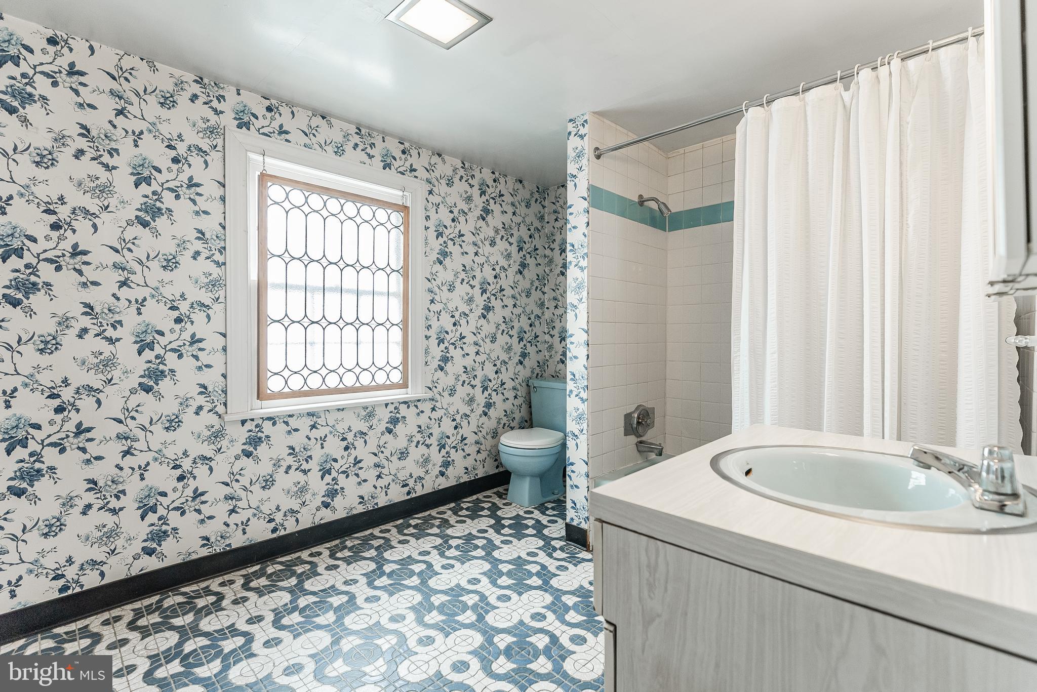 QUEEN VILLAGE - Residential