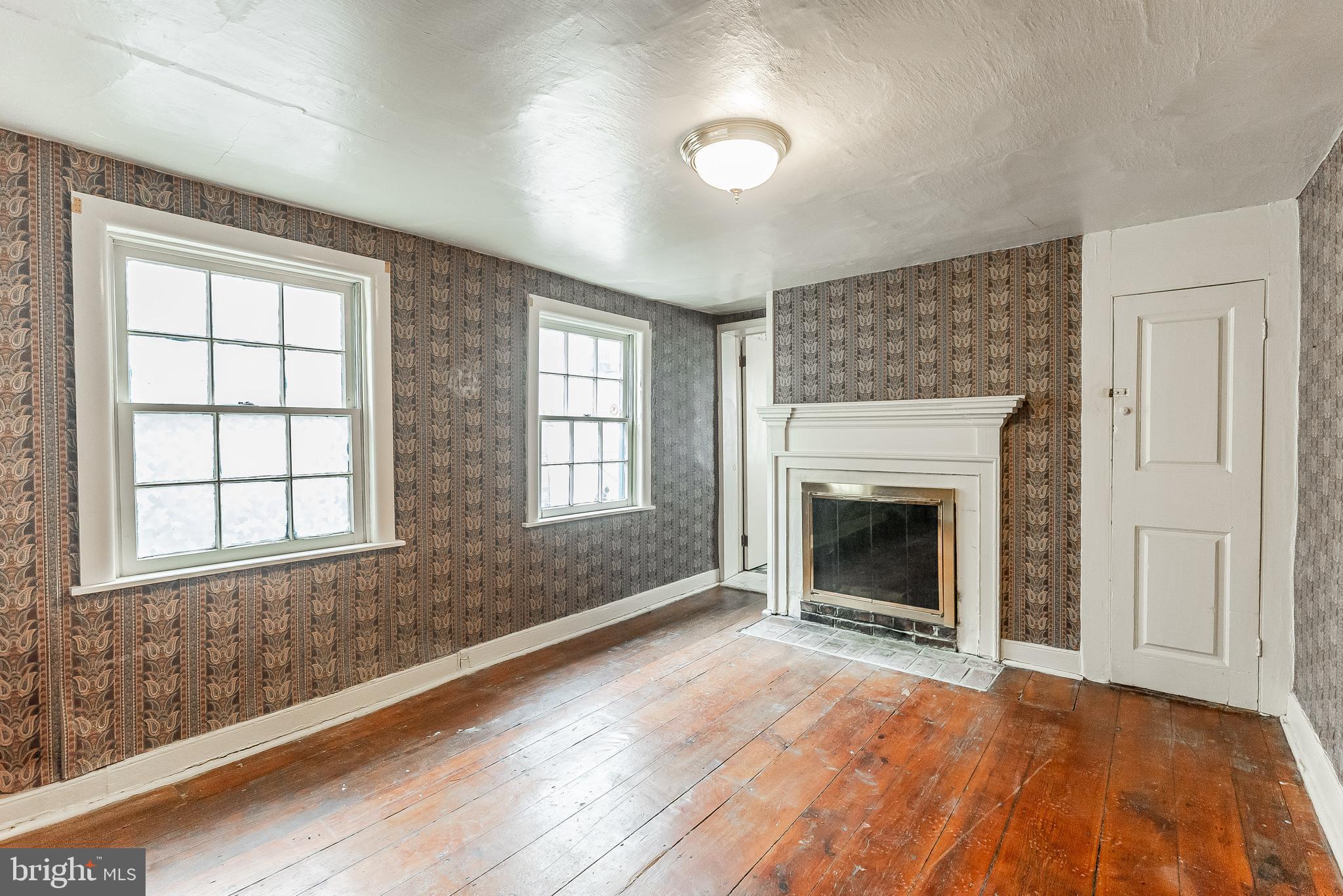 QUEEN VILLAGE - Residential
