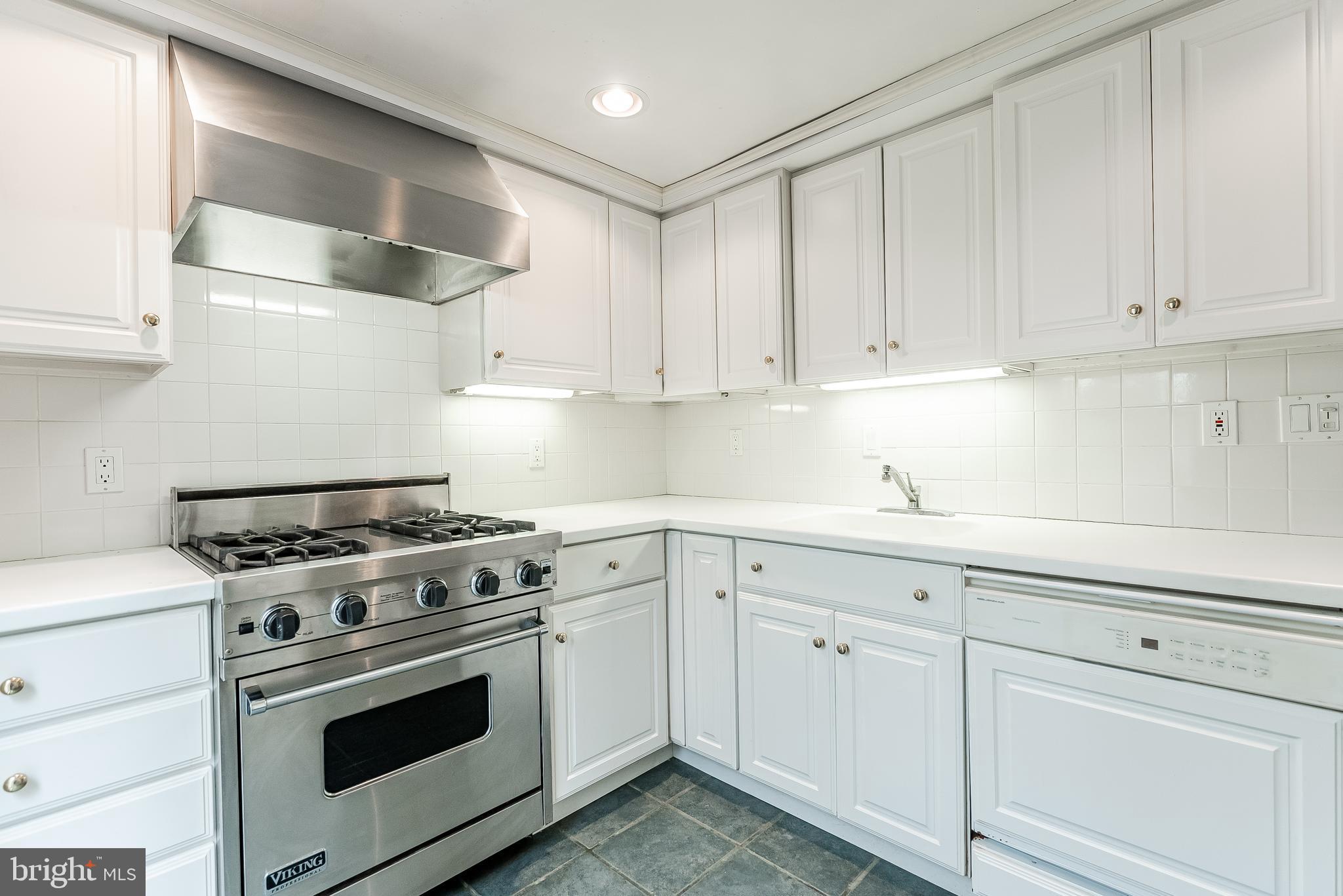 QUEEN VILLAGE - Residential