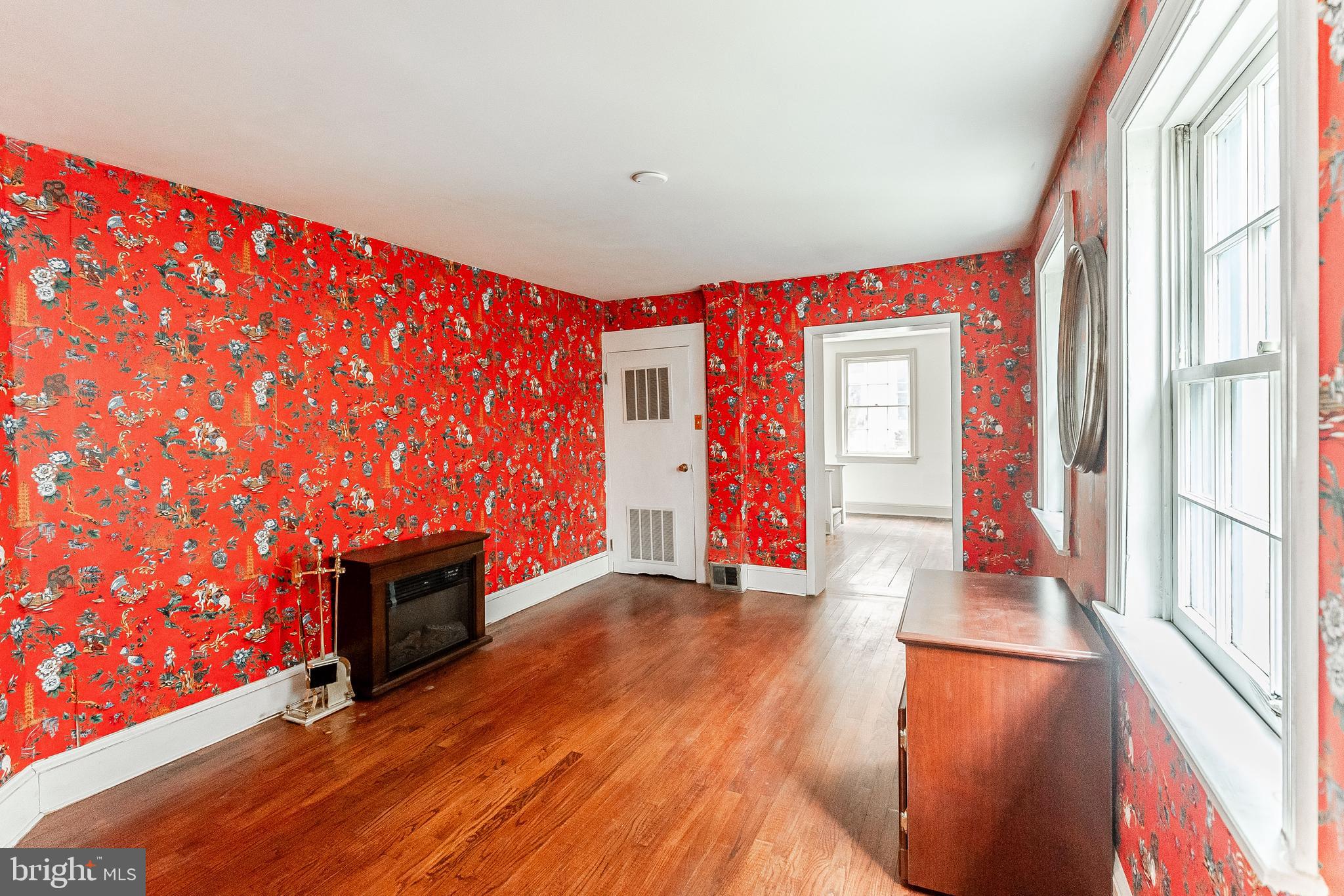 QUEEN VILLAGE - Residential