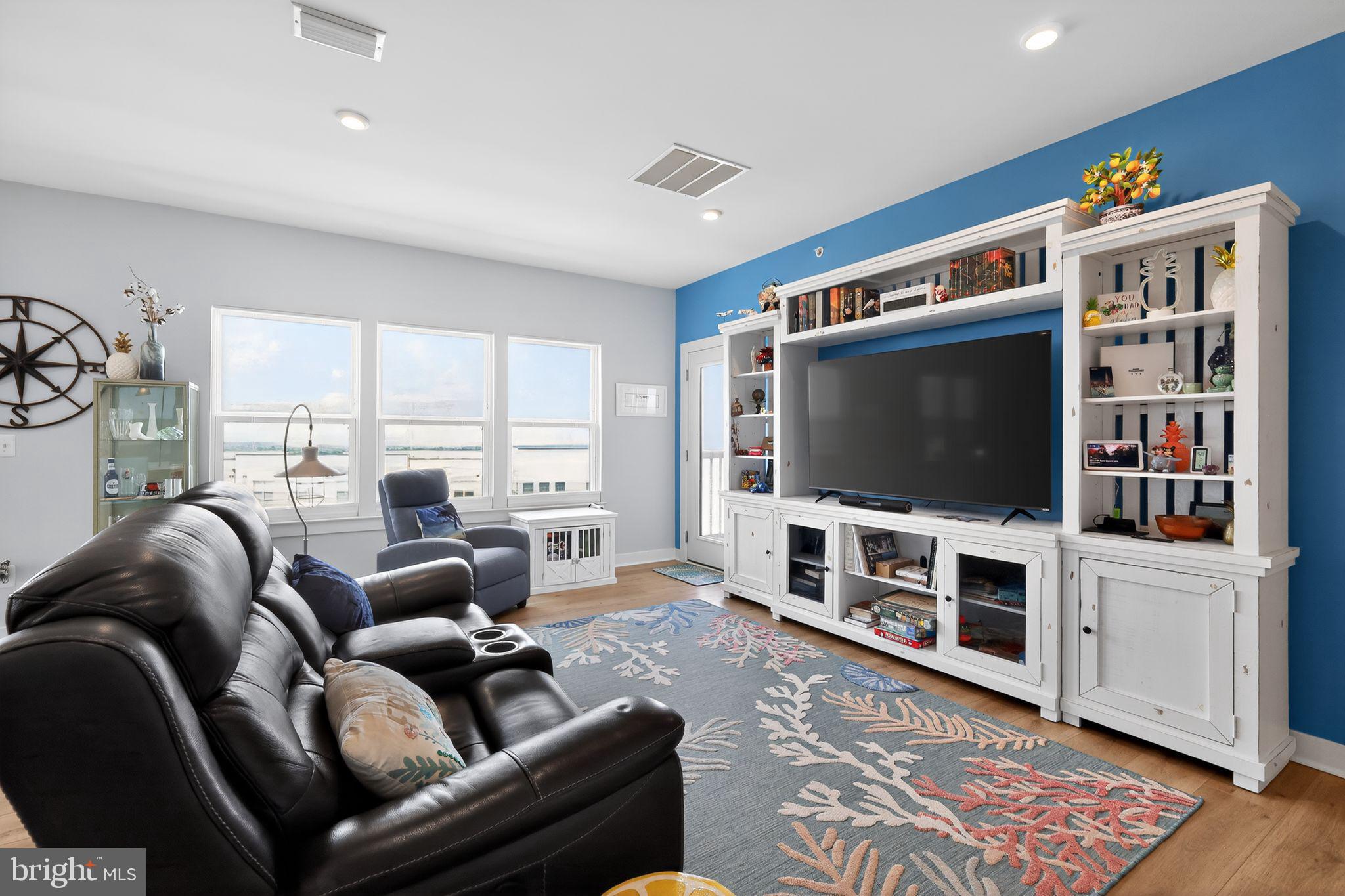 LOUDOUN VIEW CONDO FLATS - Residential