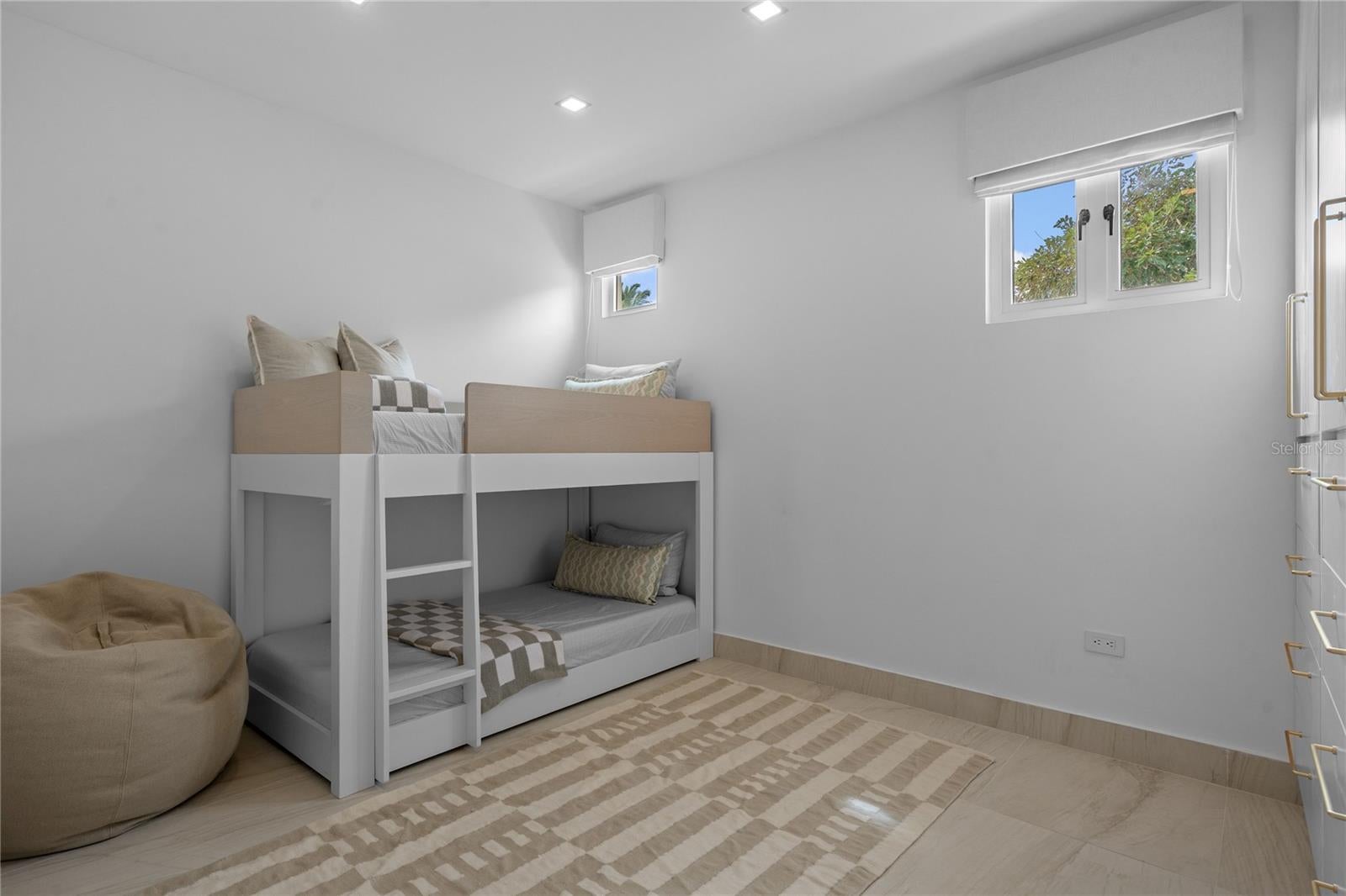 LAKESIDE VILLAS - Residential