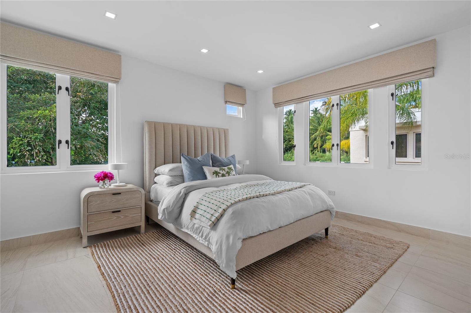 LAKESIDE VILLAS - Residential