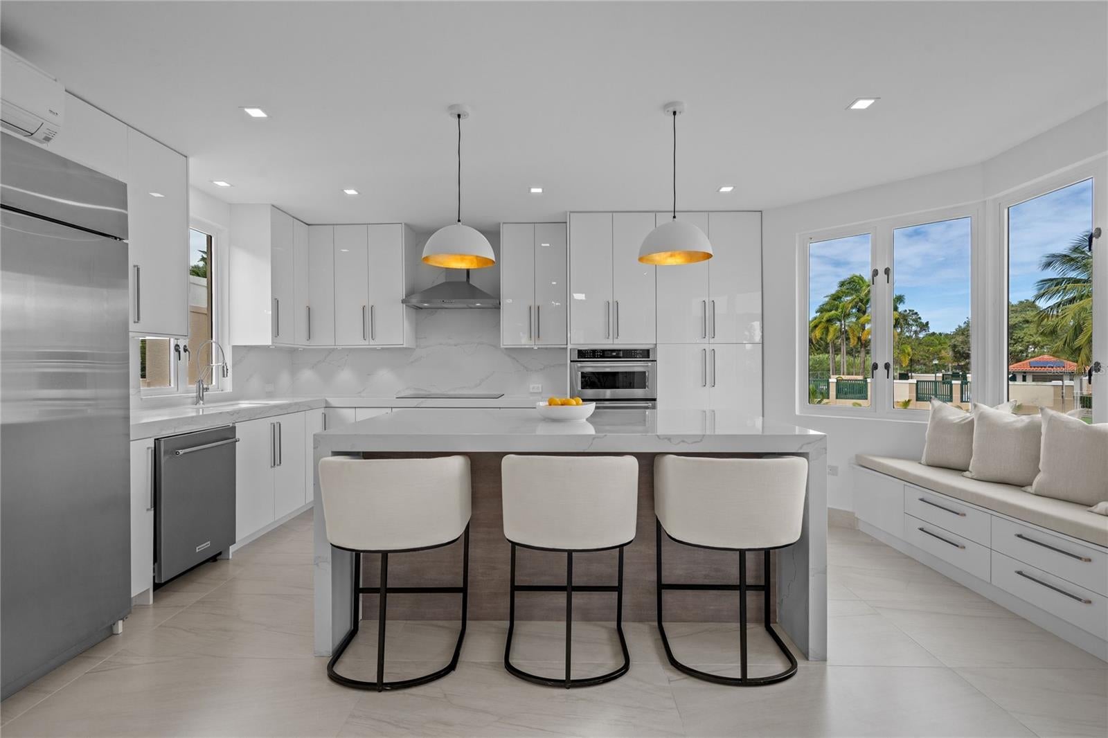 LAKESIDE VILLAS - Residential