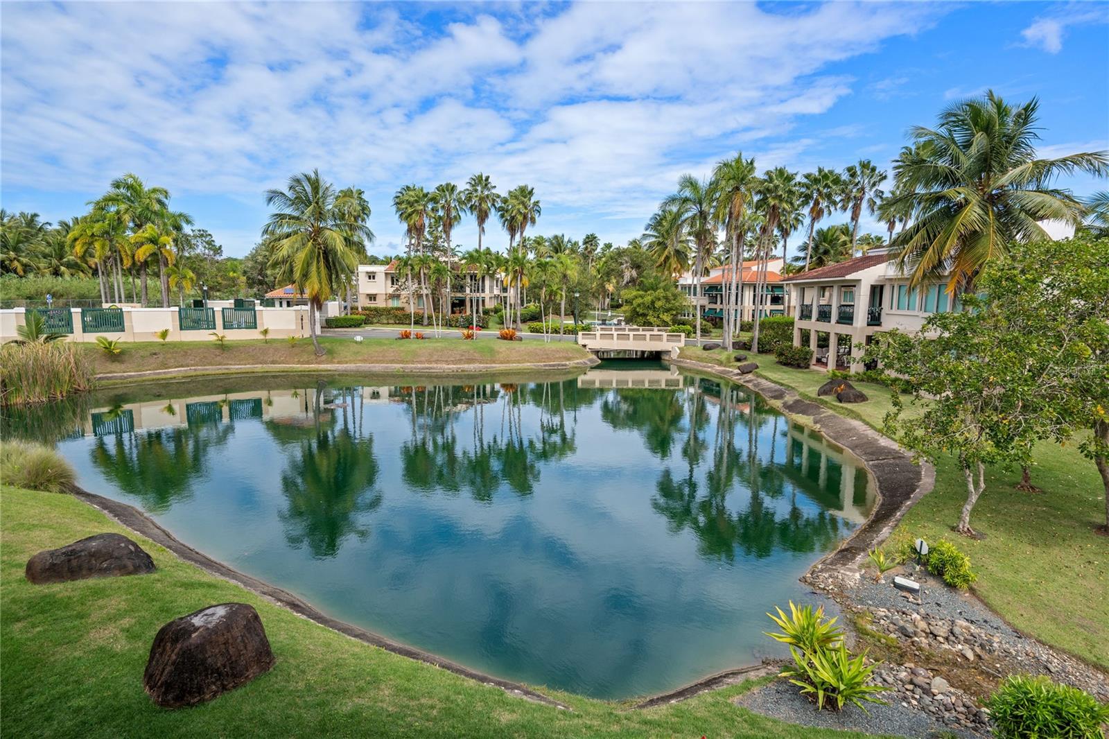 LAKESIDE VILLAS - Residential
