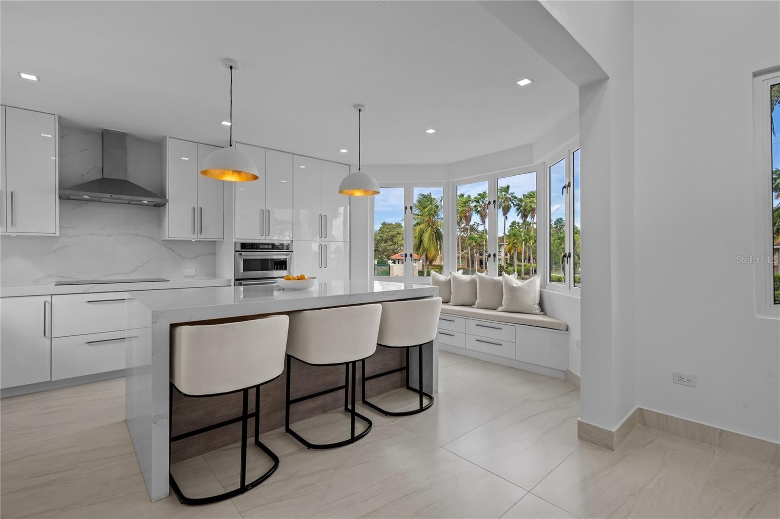 LAKESIDE VILLAS - Residential