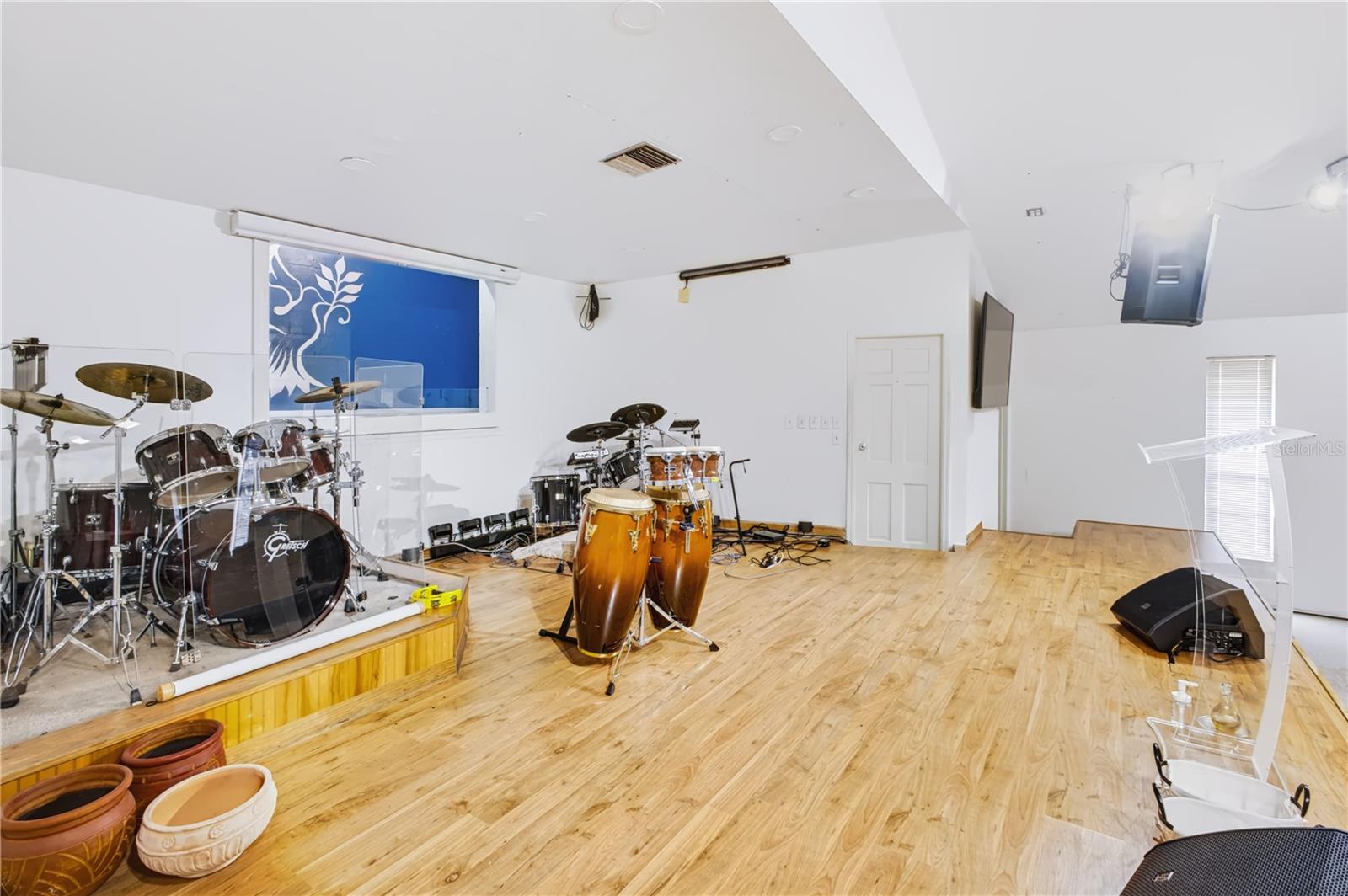 LOS TERRANOS - Commercial Sale