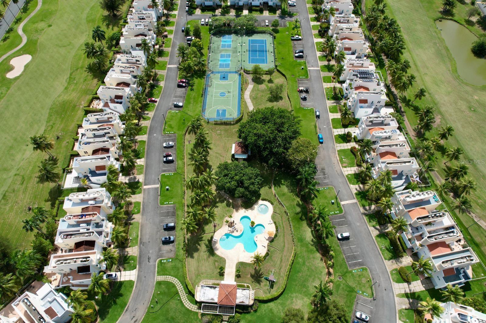 VILLAS DE GOLF WEST - Residential