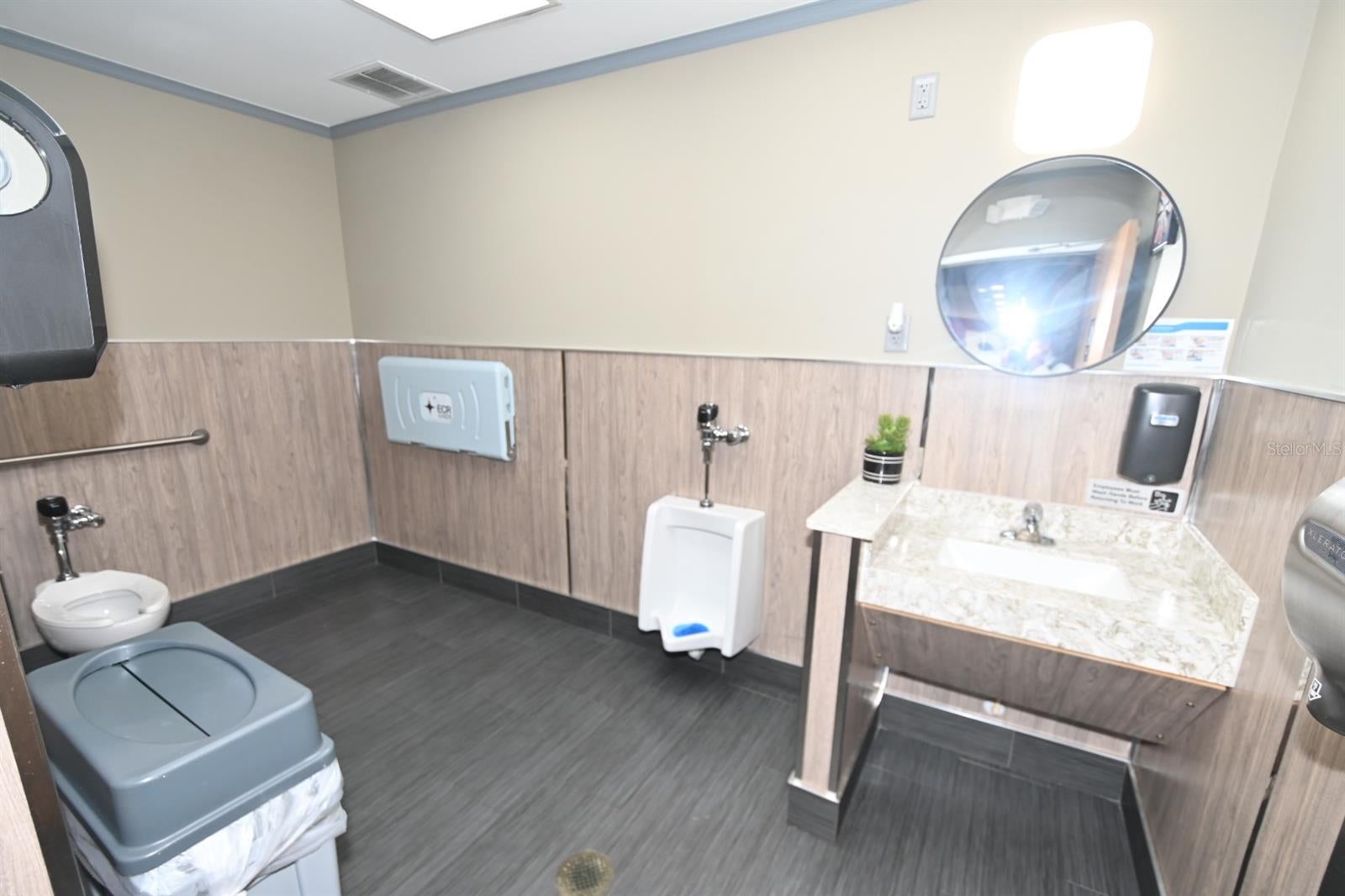 PARKWAY CENTER PH 02 - Commercial Sale