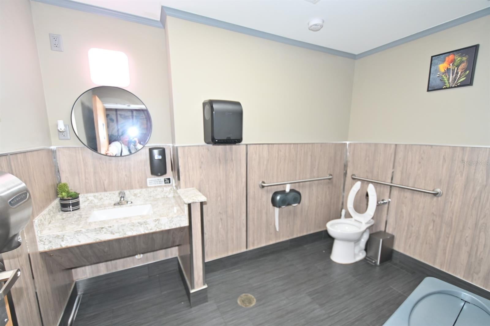 PARKWAY CENTER PH 02 - Commercial Sale